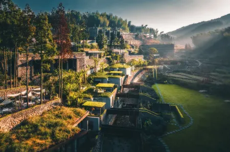 Murka Hotel Отели рядом с достопримечательностью «Crouching Dragon Tree»