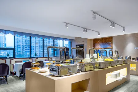 Bauhinia Celebrity Hotel Отели рядом с достопримечательностью «Sichuan University of Arts and Sciences (Lianhu Campus)»