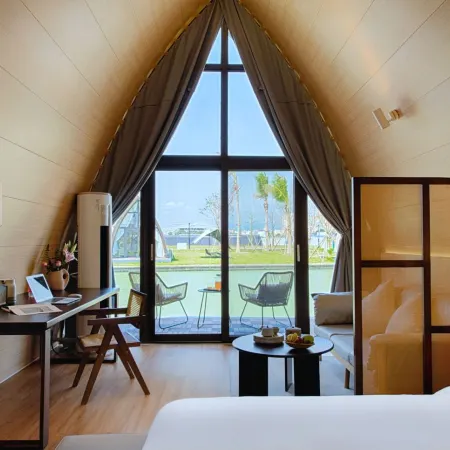 Yingge Treading on the Waves Boat House Homestay