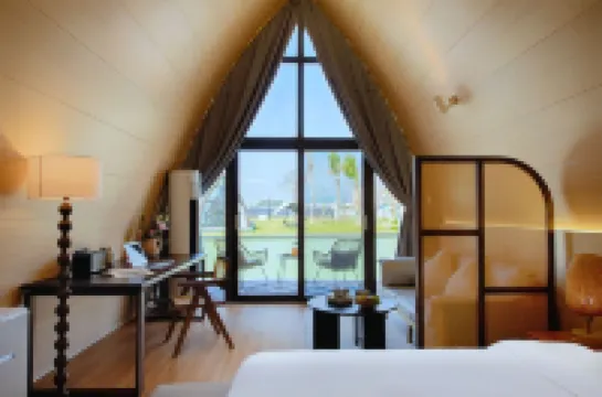 Yingge Treading on the Waves Boat House Homestay