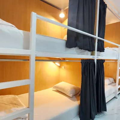 Airhub Hostel Phuket Airport Hotels near مطار بوكيت الدولي، الصالة الدولية