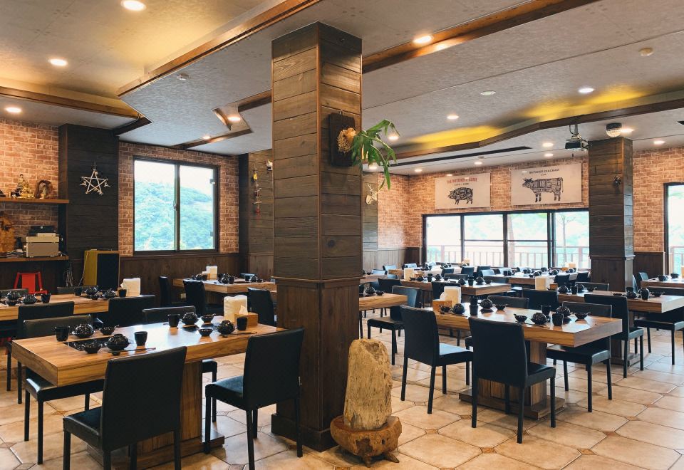 Spring Ground Hotel 인근의 푸르른 산 풍경