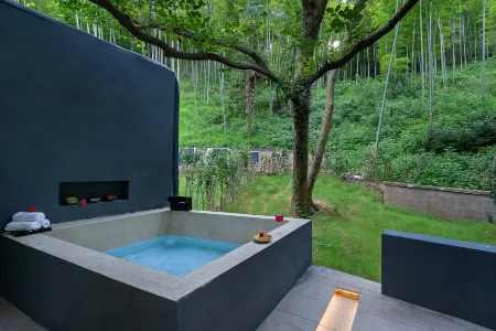Floral Hotel·Wuyi Shandu Ancient Ship Wood Hot Spring Hotel Отели рядом с достопримечательностью «Huangjiali Ancient Trees»