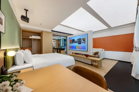 CITY LIGHT Designer Boutique Hotel. Отели рядом с достопримечательностью «Zhuhai City Polytechnic»