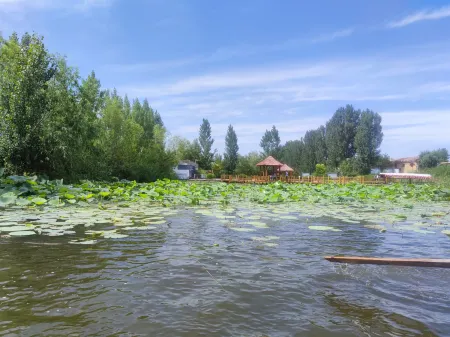 Baiyangdian Huaxi Homestay Отели рядом с достопримечательностью «Lotus Grand View Garden»