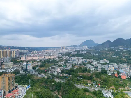 Zhenxiong Yunsen Hotel Отели рядом с достопримечательностью «Chishuiyuan Square»