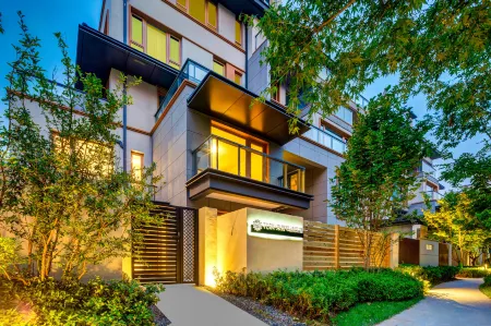 Floral Hotel·Laiye Private Hot Spring Villa (Tai Bai Mountain Tourist Center No Mountain Residence) Отели рядом с достопримечательностью «Eye of Mount Taibai»