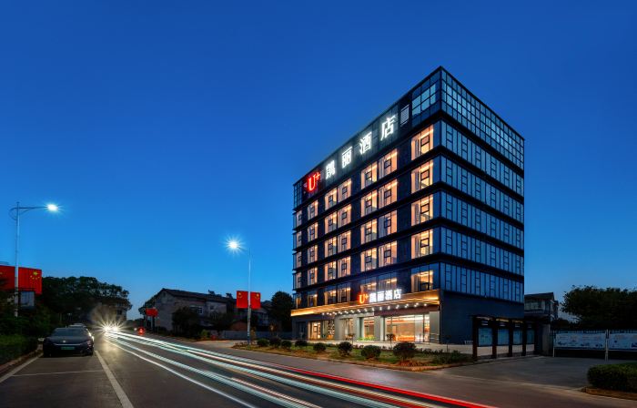 Kelly Smart Cinema Hotel