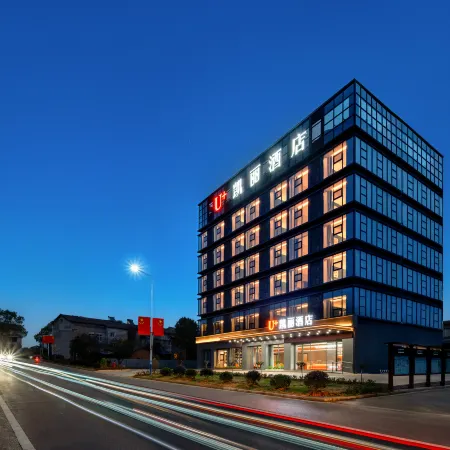 Kelly Smart Cinema Hotel