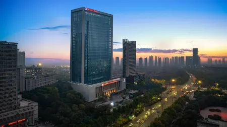Hilton Garden Inn Luoyang Kaiyuan Avenue Отели рядом с достопримечательностью «Luoyang New District Gymnasium»