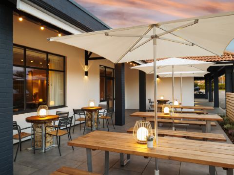 ฮอลิเดย์ อินน์ ไฮ วีคอมบ์ M40, แยกที่ 4 บาย IHG