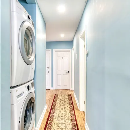 Renovated Rooms 10-min to Finch Subway Near Yonge St
