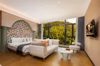 "Cloudward Mountain View Guesthouse"