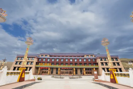 Silk Road Jinma International Hotel (Mati Temple Scenic Area)