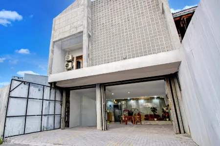 Hotel O Tegal Near Near Pacific Mall Tegal Formerly Hugo Suites Family Отели рядом с достопримечательностью «Tek Hay Kiong Temple»