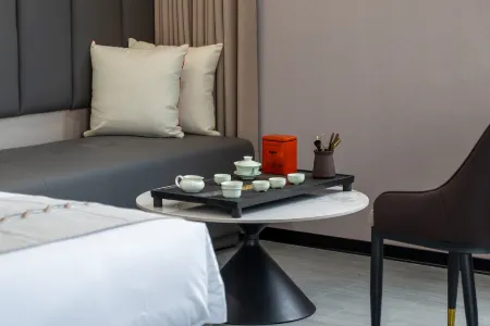 Wuzhou Cangwu Shangju Hotel (Liubao) Отели рядом с достопримечательностью «Автобусная станция Сугай Цзинь Цзинь Ши-бридж»