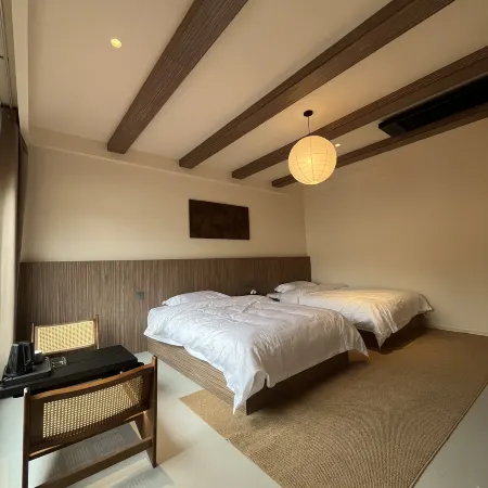 Cloud-hidden Mountain Abode