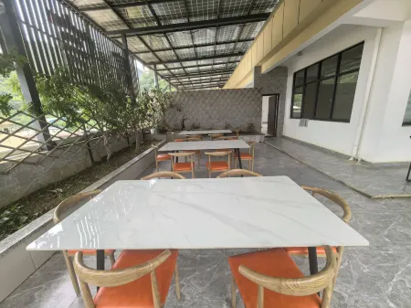 Home Inn Huayi Selected Hotel (Xingjie Branch, Xichou County)