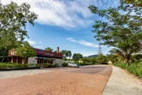 Nadi Glamping Suites - parking