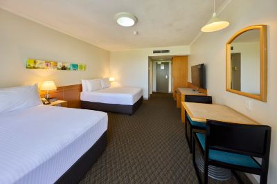 スタンダードオーシャンビュールーム(ダブルベッド2台) ホリデイ・イン ケアンズ ハーバーサイドの写真