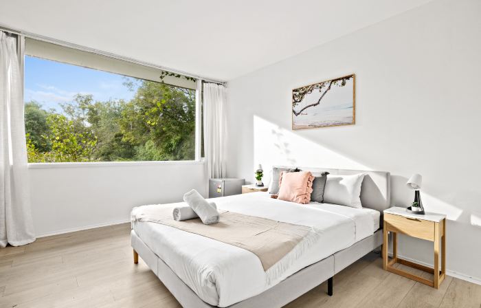 Bright & Cozy Rooms – Steps to Train & Shops