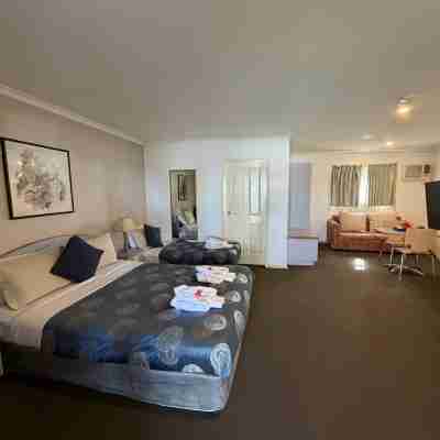 Capricorn Motor Inn Rooms
