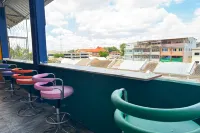 Roxx Social Hostel, Cafe & Bistro - بار