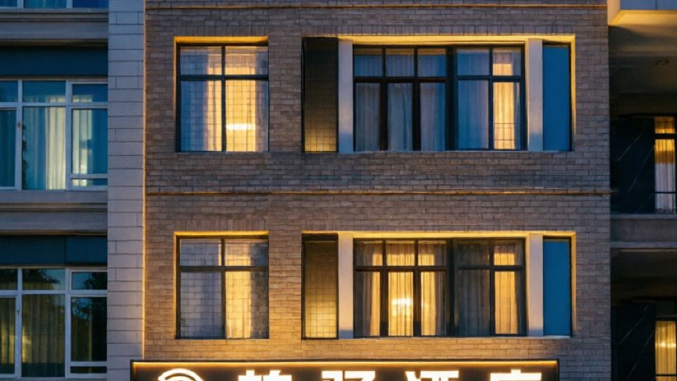 Baiyi Audio-Visual Hotel (Guilin High-Speed Railway North Station)