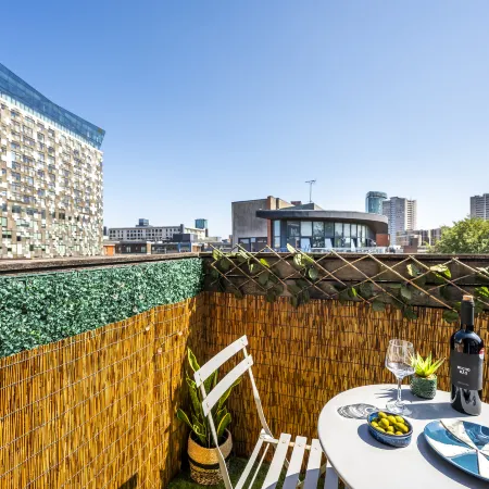 B1 Balcony Flat | Mailbox, Cube & City Break
