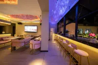 Beihai Silver Beach Meiqi Meisu Villa - bar
