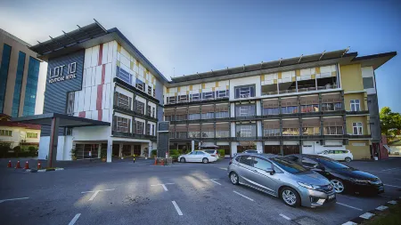 Lot 10 Boutique Hotel Отели рядом с достопримечательностью «New Sarawak State Legislative Assembly Bldg»