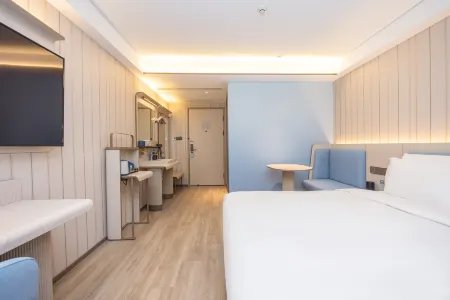 HanTing Hotel (Huai'an Chuzhou Avenue Enlai Memorial Hall) Отели рядом с достопримечательностью «Guan Tianpei Ancestral Hall»