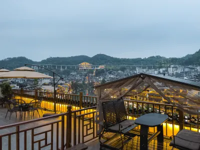 Phoenix Yuanshe Riverview Homestay (Phoenix Scenic Area Nanhua Branch) Hotel di 