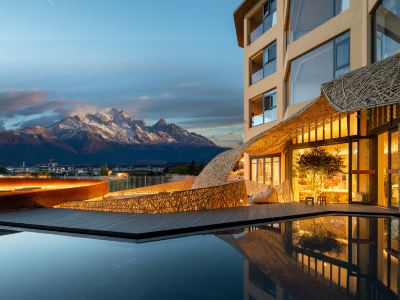VENTO · Sunlit Golden Peak Lake View Vacation Hotel