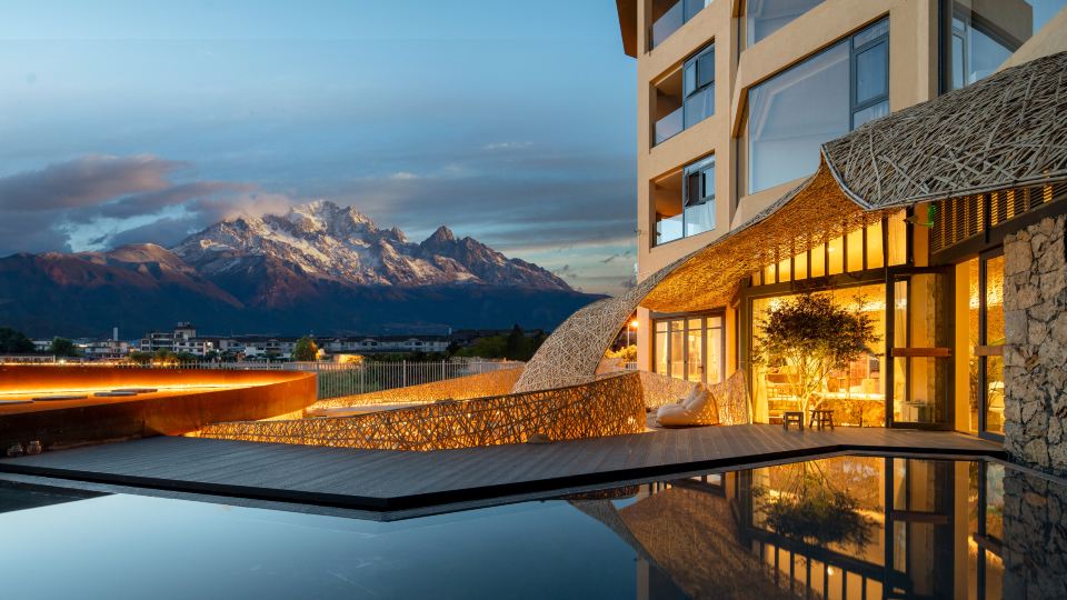 VENTO · Sunlit Golden Peak Lake View Vacation Hotel