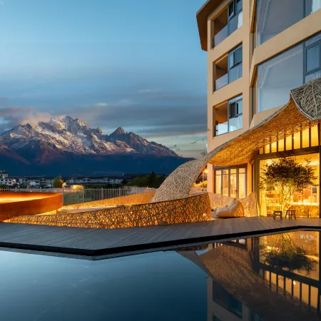 VENTO · Sunlit Golden Peak Lake View Vacation Hotel
