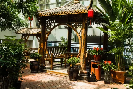 Huaya International Hotel (Weifang High-speed Railway North Station) Отели рядом со станцией Weifangbei Railway Station