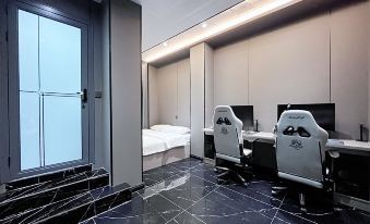 Fenghuang 811 E-Sports Hotel
