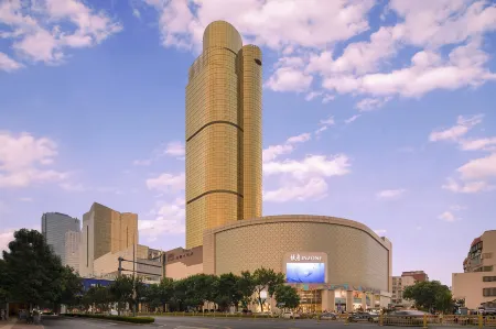 Enlux Hotel (Daming Lake Quan City Plaza) Отели рядом с достопримечательностью «Tianqiao Gymnasium»