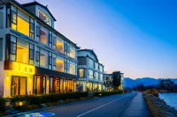 大理花縵海景度假民宿(洱海馬久邑店) 磻溪渡口附近的飯店