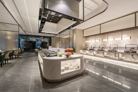 Molin Jinshang Hotel (Guanlanhu Shopping Park Branch, Zhenxiong County) Отели рядом с достопримечательностью «Chishuiyuan Square»