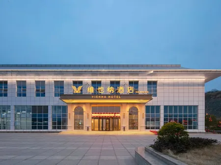 Vienna Hotel (Jishou High-Speed Railway East Station) Отели в г. Цзишоу