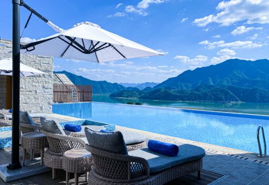 콘래드 항저우 퉁뤄의 아름다운 수영장