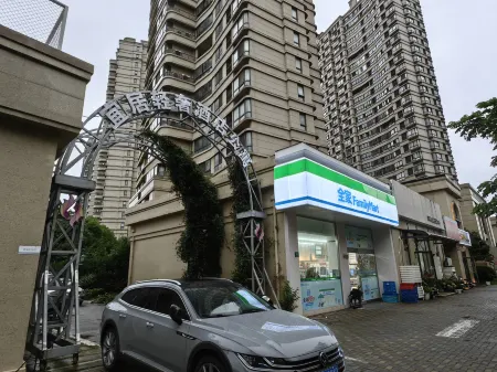 Livable Luxury Hotel Apartment (Hui Nan Subway Station Branch) Отели рядом с достопримечательностью «Shanghai Institute of Health Science Pudong New Area Branch»