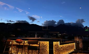 9-PHASE CAFE & INN