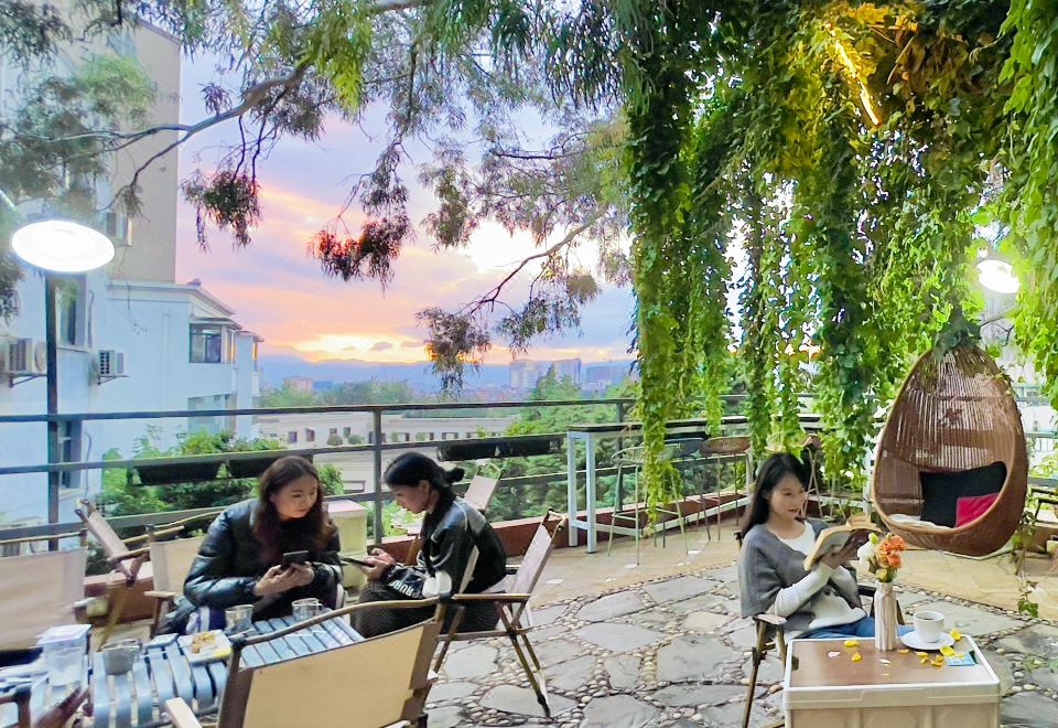 2. 쿤밍 업랜드 인..