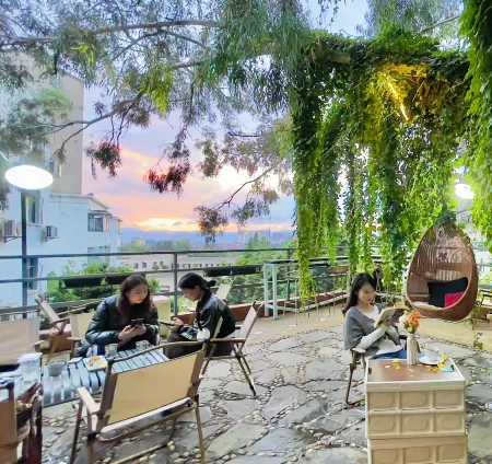 KUN MING UPLAND INTERNATIONAL YOUTH  HOSTEL Отели рядом с достопримечательностью «Kunming University of Arts and Sciences (Longquan Campus)»