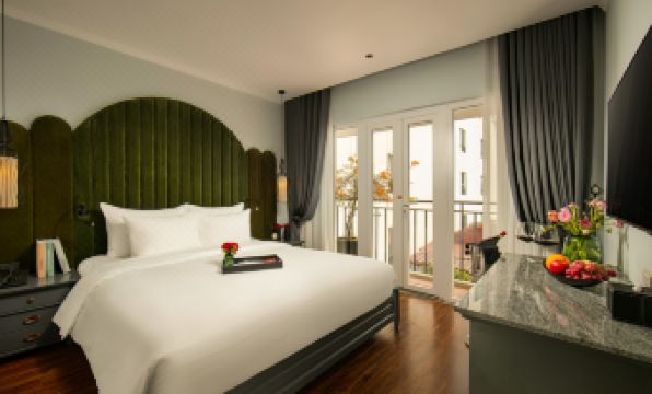 La Mejor Hotel & Sky Bar