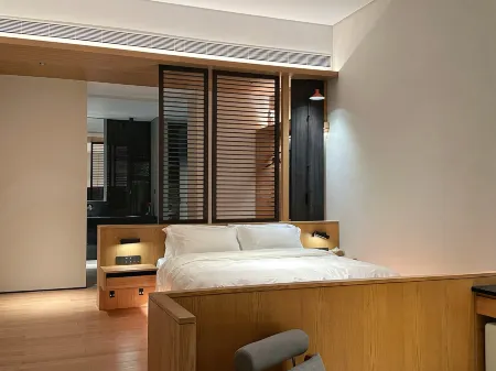 Fuxian Lake Chantilly Hotel & Restaurant