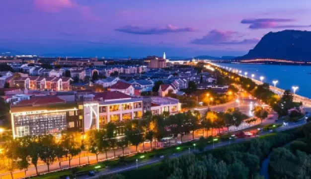 Spring River Flower Moon Hotel (Kunming Dianchi Haigeng Dam) Hotels near Haigeng Dam